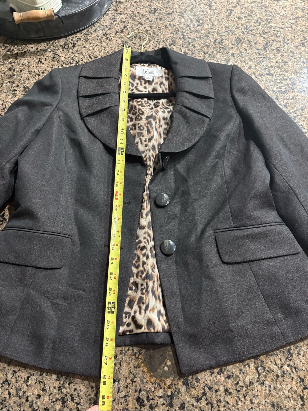 NEW Le Suit Women’s Black 2-Piece Pant Suit Lined cheetah Lapel 3-Button Sz 12 - Picture 6 of 12